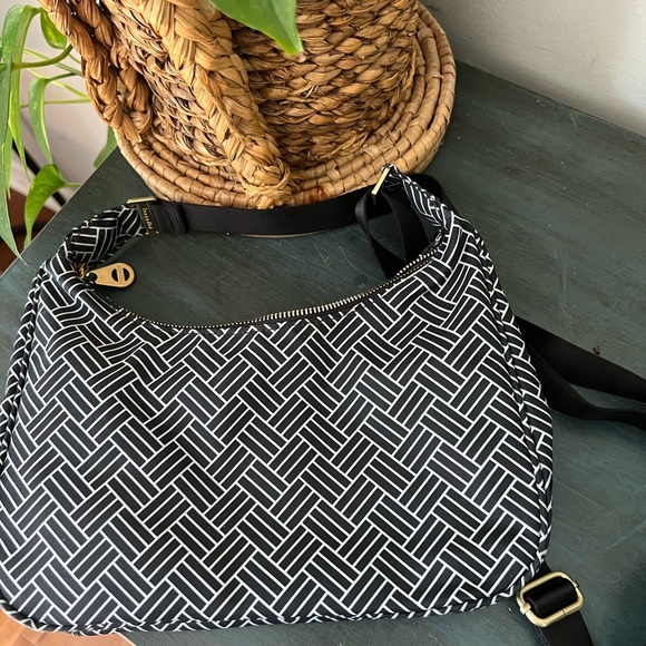 Baggallini Oslo small Hobo bag Lightweight travel bag. Fully lined. 6x11x2.25” - Picture 2 of 8